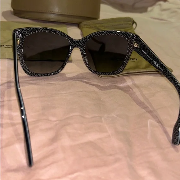 Authentic Burberry Ruth sunglasses - Picture 3 of 5